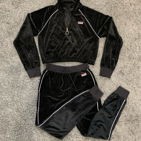 Adorable velour cropped & high waisted track suit - Picture 8 of 12